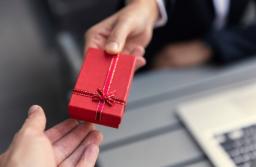 Świąteczny prezent od kontrahenta może być z podatkiem