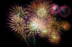 Noworoczny toast pod chmurką o 20 groszy droższy, a firmy utoną w sprawozdaniach