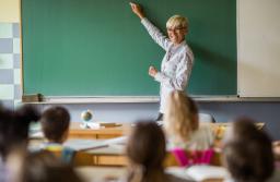 Minister Nowacka: Wyższe pensje dla nauczycieli od marca