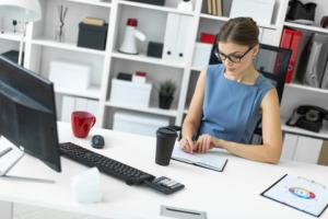 Sąd: Pracodawca zawarł umowę o pracę z siostrą dla pozoru