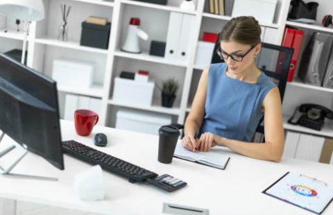 Sąd: Pracodawca zawarł umowę o pracę z siostrą dla pozoru