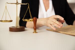 Adwokaci mają dość zakazu umowy o pracę