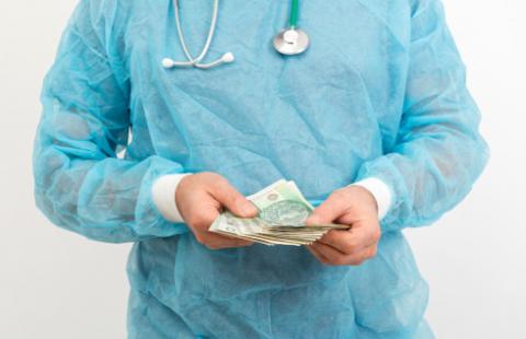 Podwyżki w ochronie zdrowia - szpitale powiatowe boją się zostać na lodzie