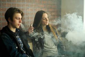 Zakaz sprzedaży dzieciom jednorazowych e-papierosów jest od dawna, ale nie działa