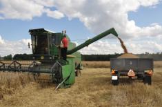 Rząd chce zwracać podatek rolnikom, a gminom nie wystarczy na znaczki