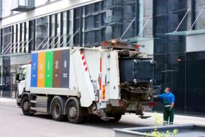 Warszawa ma nadwyżki opłat za odpady komunalne. Czy będzie obniżka?