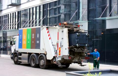 Warszawa ma nadwyżki opłat za śmieci. Czy będzie obniżka?