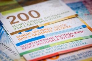 Frankowicz może powołać się na zarzut zatrzymania, a bank tego nie może zrobić