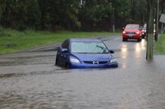 Deszcze zalewają miasta, klimat nie do zmiany, ale przepisy - tak