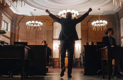 SN: Sędzia w stanie spoczynku o wynagrodzenie musi skarżyć swój sąd