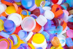 Od 1 lipca butelki z przyczepianymi nakrętkami, ale nie wszystkie