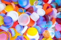 Od 1 lipca butelki z przyczepianymi nakrętkami, ale nie wszystkie