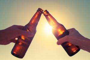 Wakacje na L4: Nowy trend wśród pracowników - picie alkoholu