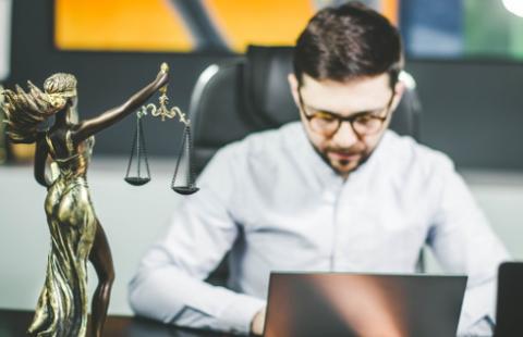 Rząd sypie pieniędzmi dla pracowników prokuratury - wzrost płac o ponad 21 proc.