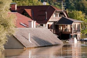 Dodatkowe płatne zwolnienie od pracy pracownika poszkodowanego na skutek powodzi
