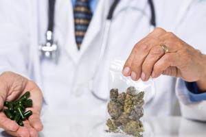 Lekarz przepisze medyczną marihuanę i fentanyl tylko po osobistym zbadaniu