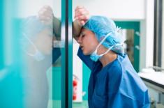 Raport: Najmłodsi medycy najbardziej obciążeni emocjonalnie