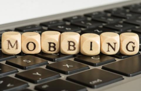 Jak rozróżnić mobbing od naruszenia godności pracownika?