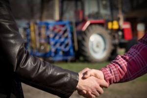 UOKiK podejrzewa zmowę na rynku ciągników i kombajnów. Menedżerowie i spółki z zarzutami