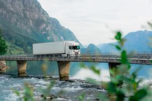 Przekazanie towaru przez przewoźnika – kiedy powstaje obowiązek podatkowy