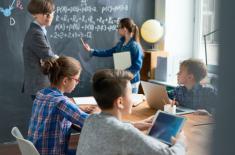 Koniec ery „wymuszonego wolontariatu”? Trzeba płacić nauczycielom za nadgodziny