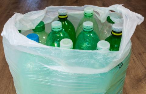 Butelki i puszki niezgody między samorządami a przedsiębiorcami