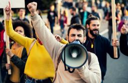 Bat na niebezpiecznych kierowców uderzy w prawo do zgromadzeń