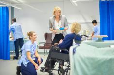 Wózka wciąż nie można wypożyczyć, brakuje też łóżek rehabilitacyjnych