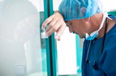 Medycy mogą skorzystać z szybkiej pomocy psychologicznej