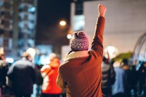 Strasburg: Kara za noszenie przyłbicy w czasie manifestacji - to naruszenie