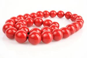 Czerwone korale w lokalu wyborczym. Czy doszło do naruszenia ciszy wyborczej?