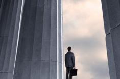 Obrotowe drzwi od lat coraz szybciej kręcą się w urzędach