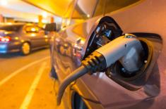 Ładowanie elektryków w blokach - krótsze terminy, większe ryzyko?