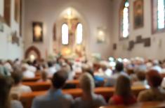 Upadek w czasie mszy – „wypadkowe” księdzu się należy