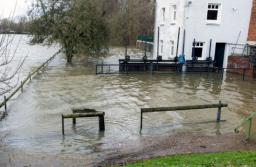 Ubezpieczyciele mogą żądać wysokich składek za polisy dla domów zagrożonych powodzią
