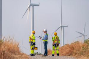 Weto ustawy wiatrakowej. Prezydent złoży osobny projekt o mrożeniu cen prądu