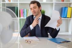 Mimo lata, wygląd pracownika powinien być odpowiedni do miejsca i sytuacji