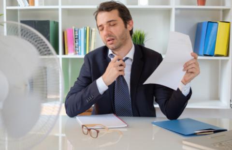 Mimo lata, wygląd pracownika powinien być odpowiedni do miejsca i sytuacji