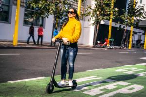 16-latek na hulajnodze elektrycznej tylko w kasku - rząd przyjął projekt