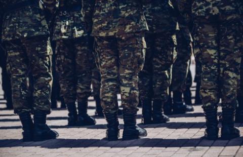 Żołnierze zawodowi i funkcjonariusze z emeryturą powszechną i mundurową?