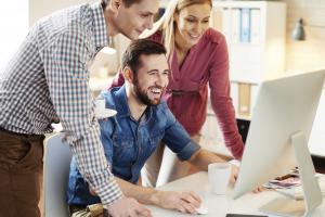 Trud awansu, czyli wyzwania młodych menedżerów. Badanie EY