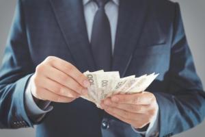 Ogłoszenia o naborach do urzędów - bez informacji o pensji