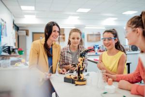 Polska w czołówce państw z największymi barierami dla naukowczyń