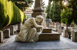 Prawo autorskie odważnie wkracza na cmentarze