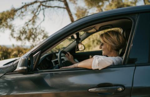 Sprzedaż aut wykupionych z leasingu operacyjnego a zwolnienie z VAT