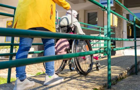 Kolejna sprawa w NSA ws. świadczenia pielęgnacyjnego. Zagadnienie prawne bez rozpoznania