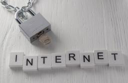 Weto ustawy o blokowaniu treści w internecie. Karol Nawrocki przywołuje Orwella