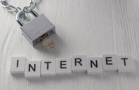 Weto ustawy o blokowaniu treści w internecie. Karol Nawrocki przywołuje Orwella