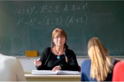 Nauczyciel bez pensji i składek w wakacje? MEN: Przepisy są wyczerpujące