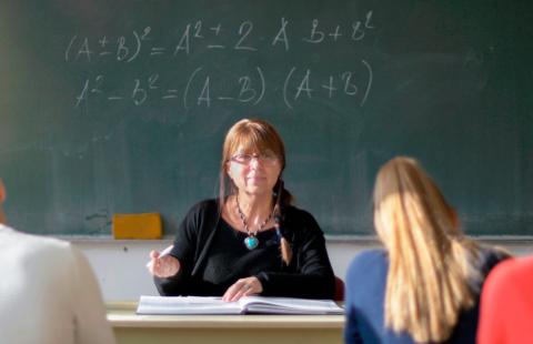 Nauczyciel bez pensji i składek w wakacje? MEN: Przepisy są wyczerpujące